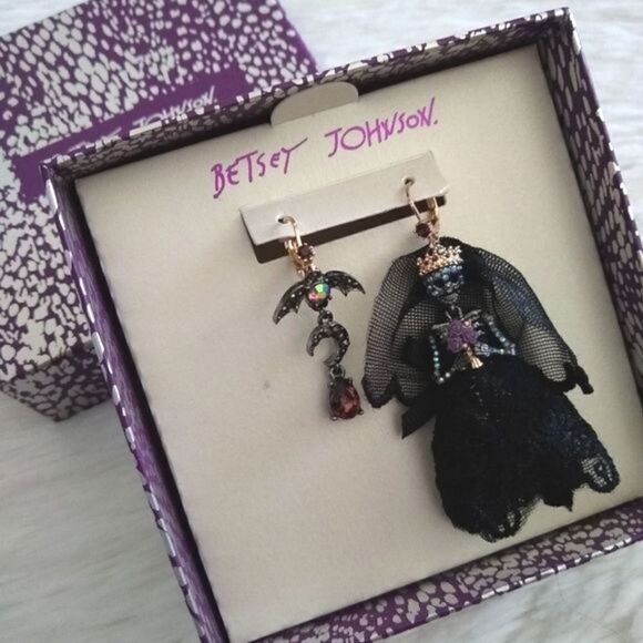 💀 Betsey Johnson Skellington bride earrings - Picture 1 of 3